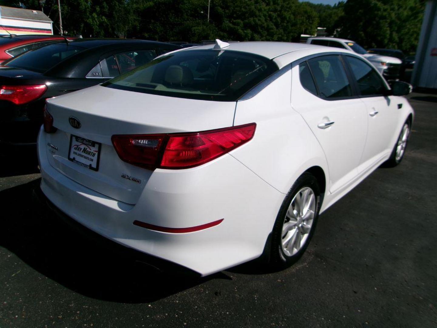 2015 WHITE KIA OPTIMA EX (5XXGN4A75FG) with an 2.4L engine, Automatic transmission, located at 501 E. Columbia St., Springfield, OH, 45503, (800) 262-7122, 39.925262, -83.801796 - Photo#4