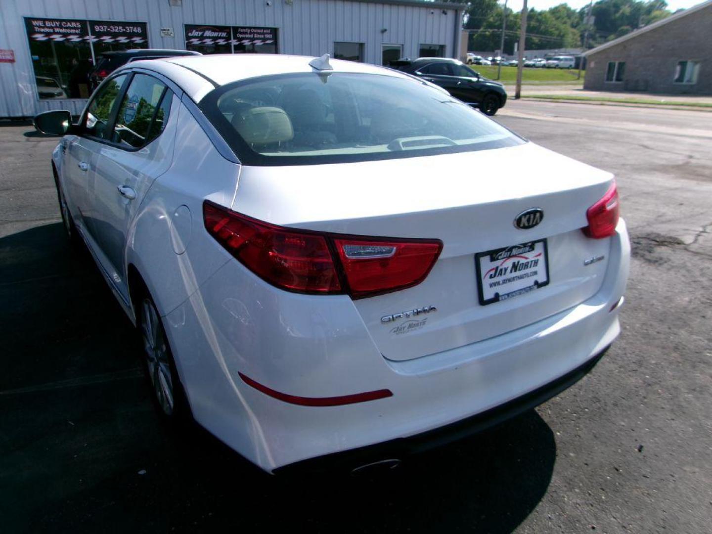 2015 WHITE KIA OPTIMA EX (5XXGN4A75FG) with an 2.4L engine, Automatic transmission, located at 501 E. Columbia St., Springfield, OH, 45503, (800) 262-7122, 39.925262, -83.801796 - Photo#5
