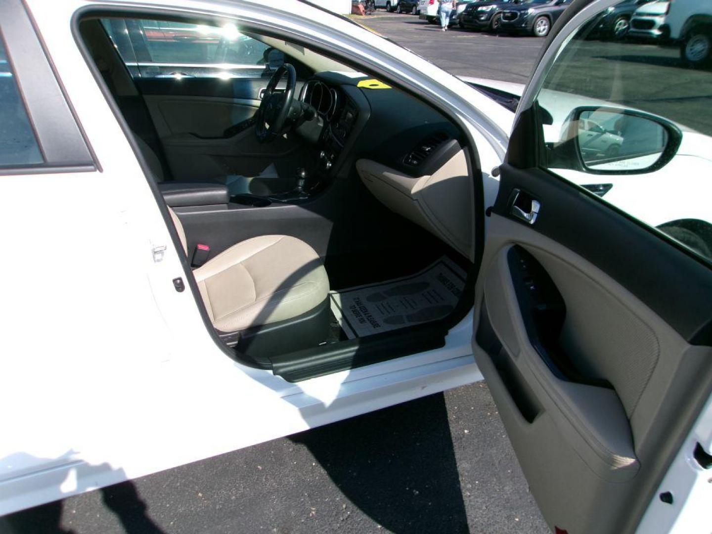 2015 WHITE KIA OPTIMA EX (5XXGN4A75FG) with an 2.4L engine, Automatic transmission, located at 501 E. Columbia St., Springfield, OH, 45503, (800) 262-7122, 39.925262, -83.801796 - Photo#15
