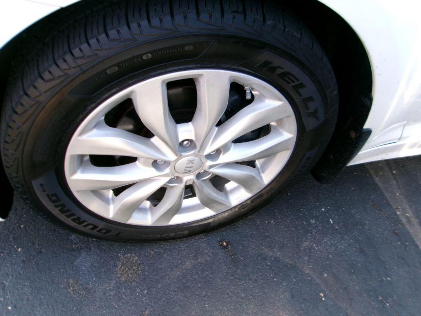 2015 WHITE KIA OPTIMA EX (5XXGN4A75FG) with an 2.4L engine, Automatic transmission, located at 501 E. Columbia St., Springfield, OH, 45503, (800) 262-7122, 39.925262, -83.801796 - Photo#18