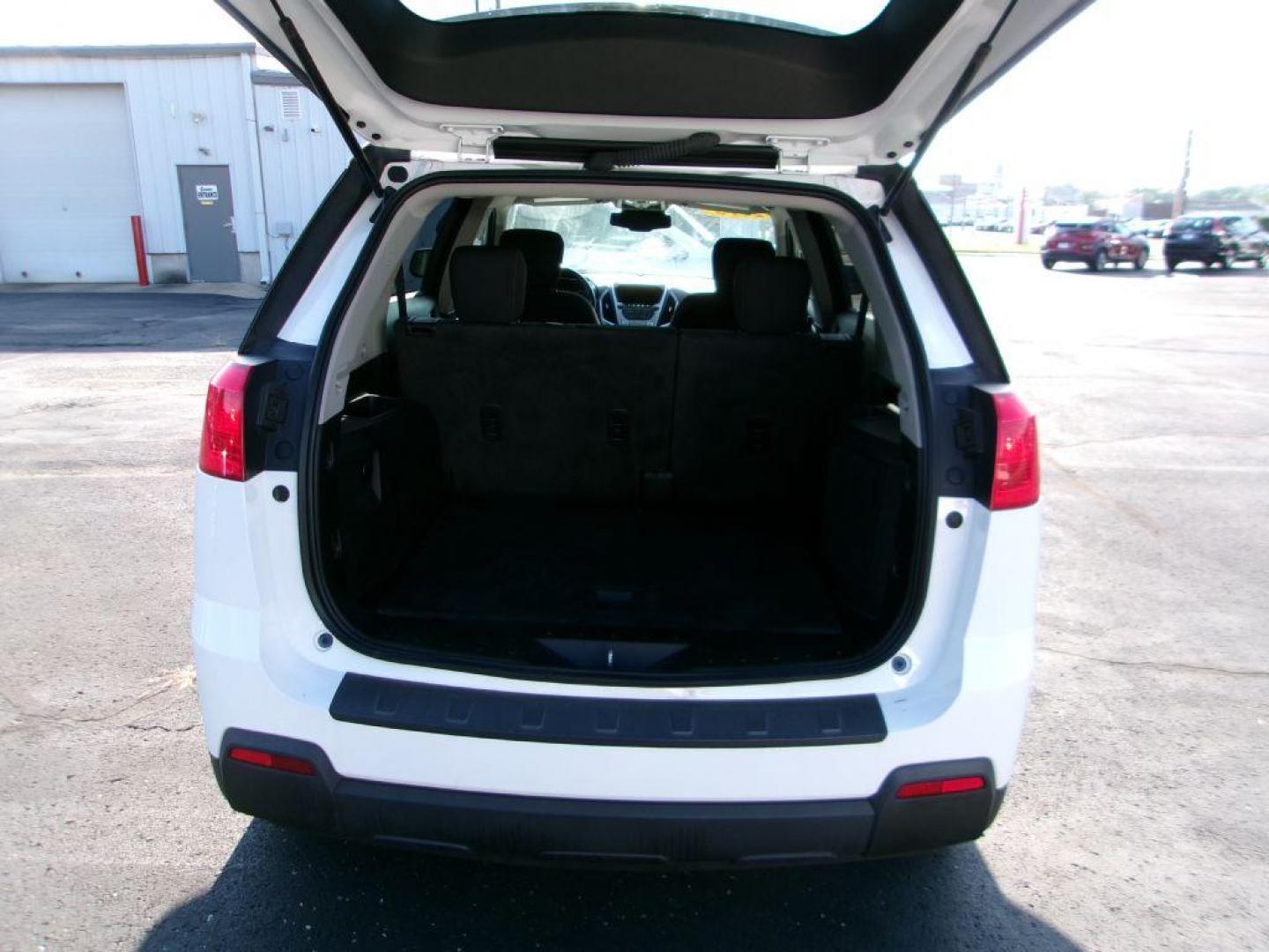 2015 WHITE GMC TERRAIN SLE (2GKALREK6F6) with an 2.4L engine, Automatic transmission, located at 501 E. Columbia St., Springfield, OH, 45503, (800) 262-7122, 39.925262, -83.801796 - Photo#8