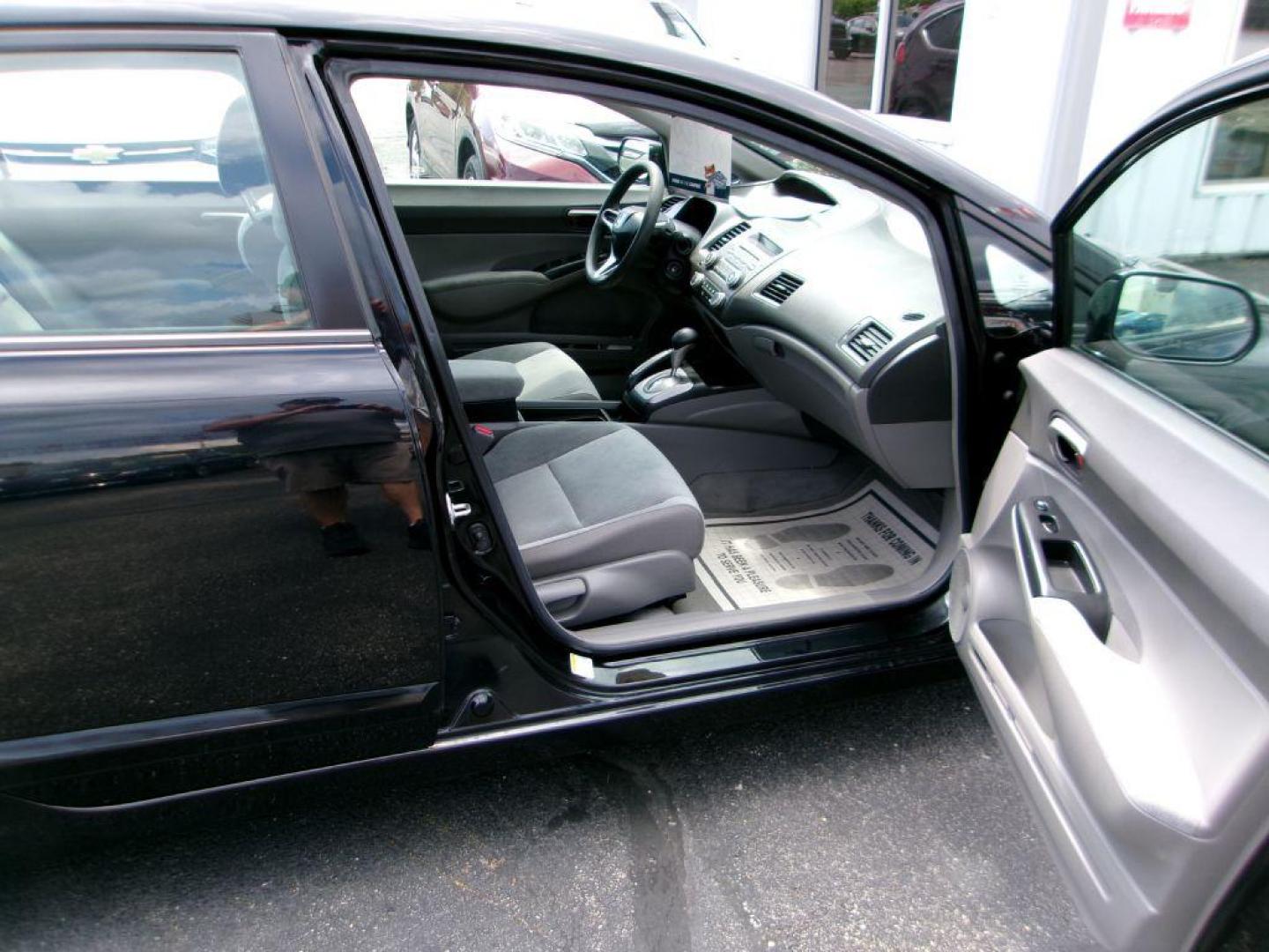 2009 BLACK HONDA CIVIC LX (2HGFA16579H) with an 1.8L engine, Automatic transmission, located at 501 E. Columbia St., Springfield, OH, 45503, (800) 262-7122, 39.925262, -83.801796 - ***1-Owner***Clean Carfax***LX***All New Tires***Detailed*** Jay North Auto has offered hand picked vehicles since 1965! Our customer's enjoy a NO pressure buying experience with a small town feel. All of our vehicles get fully inspected and detailed. We are a preferred dealer for many local cre - Photo#9