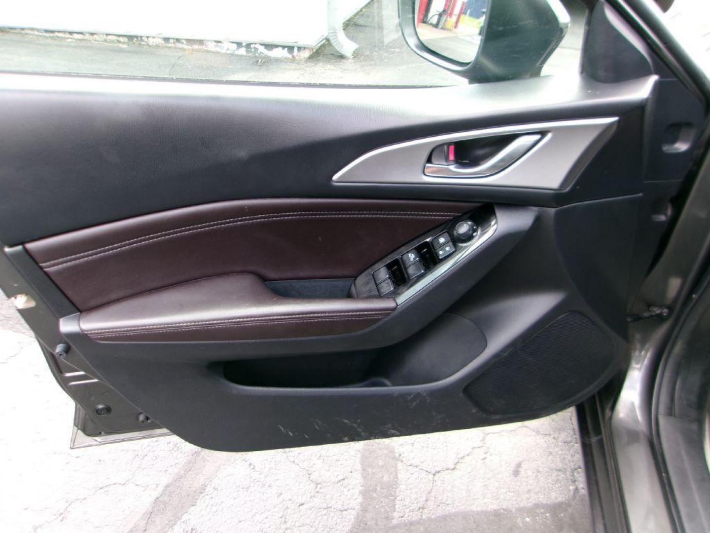 2018 GRAY MAZDA 3 TOURING (3MZBN1L36JM) with an 2.5L engine, Automatic transmission, located at 501 E. Columbia St., Springfield, OH, 45503, (800) 262-7122, 39.925262, -83.801796 - *** Leather w/ Heated Seats *** Serviced and Detailed *** Back Up Camera *** Touring *** NICE *** Jay North Auto has offered hand picked vehicles since 1965! Our customer's enjoy a NO pressure buying experience with a small town feel. All of our vehicles get fully inspected and detailed. We are - Photo#7