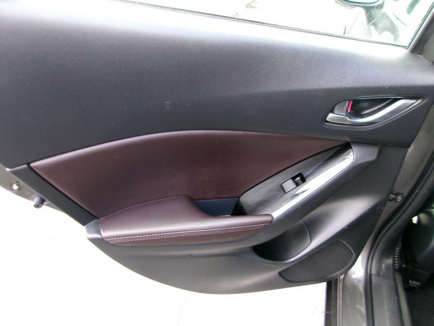 2018 GRAY MAZDA 3 TOURING (3MZBN1L36JM) with an 2.5L engine, Automatic transmission, located at 501 E. Columbia St., Springfield, OH, 45503, (800) 262-7122, 39.925262, -83.801796 - *** Leather w/ Heated Seats *** Serviced and Detailed *** Back Up Camera *** Touring *** NICE *** Jay North Auto has offered hand picked vehicles since 1965! Our customer's enjoy a NO pressure buying experience with a small town feel. All of our vehicles get fully inspected and detailed. We are - Photo#10