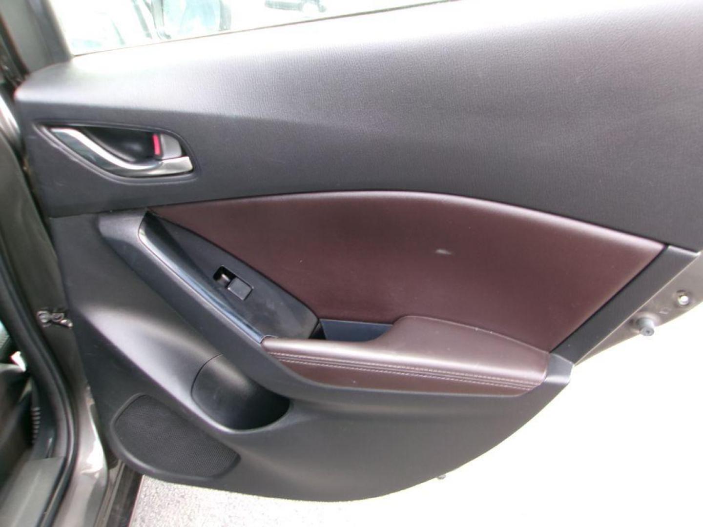 2018 GRAY MAZDA 3 TOURING (3MZBN1L36JM) with an 2.5L engine, Automatic transmission, located at 501 E. Columbia St., Springfield, OH, 45503, (800) 262-7122, 39.925262, -83.801796 - *** Leather w/ Heated Seats *** Serviced and Detailed *** Back Up Camera *** Touring *** NICE *** Jay North Auto has offered hand picked vehicles since 1965! Our customer's enjoy a NO pressure buying experience with a small town feel. All of our vehicles get fully inspected and detailed. We are - Photo#13