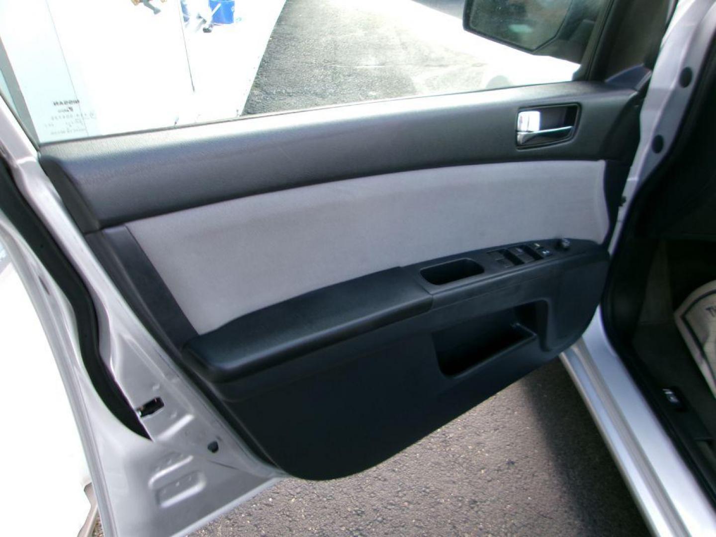 2012 SILVER NISSAN SENTRA 2.0 S (3N1AB6AP5CL) with an 2.0L engine, Continuously Variable transmission, located at 501 E. Columbia St., Springfield, OH, 45503, (800) 262-7122, 39.925262, -83.801796 - *** 24 Service Records On CarFax *** New Brakes *** Serviced and Detailed *** S *** FWD *** NICE!!! *** Jay North Auto has offered hand picked vehicles since 1965! Our customer's enjoy a NO pressure buying experience with a small town feel. All of our vehicles get fully inspected and detailed. - Photo#9
