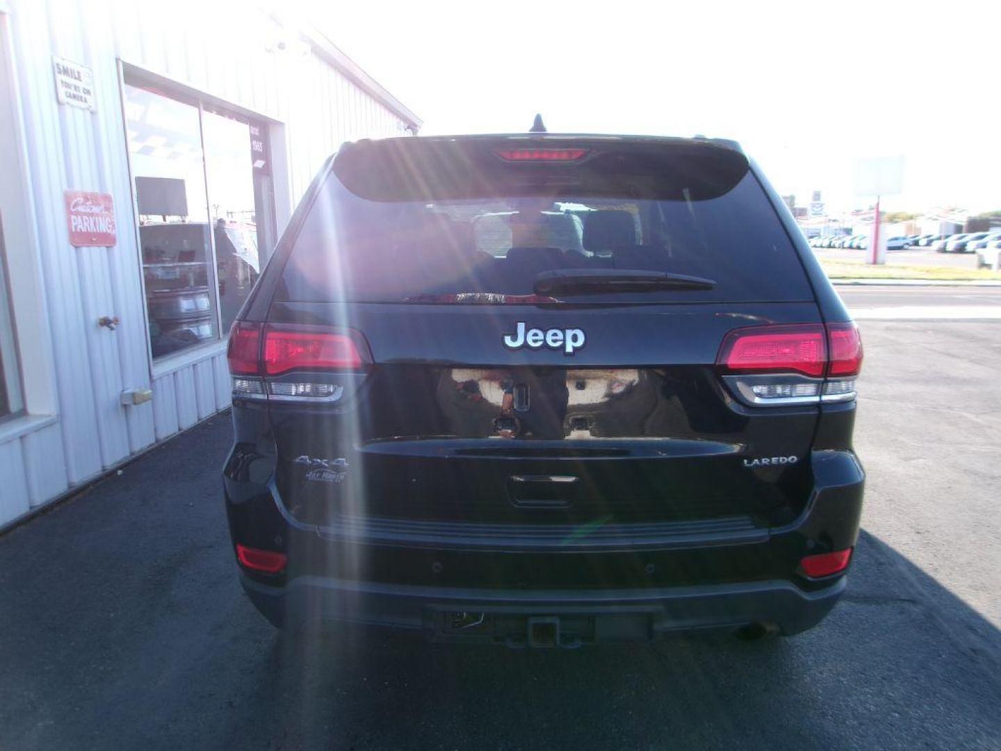 2020 BLACK JEEP GRAND CHEROKEE LAREDO (1C4RJFAG1LC) with an 3.6L engine, Automatic transmission, located at 501 E. Columbia St., Springfield, OH, 45503, (800) 262-7122, 39.925262, -83.801796 - ***Grand Cherokee***Lardeo E***Apple Carplay and Android Auto***4X4***Blind Spot***Cross-Path Detection***New Front and Rear Brake Pads and Rotors***New Tires***Serviced and Detailed*** Jay North Auto has offered hand picked vehicles since 1965! Our customer's enjoy a NO pressure buying experie - Photo#4