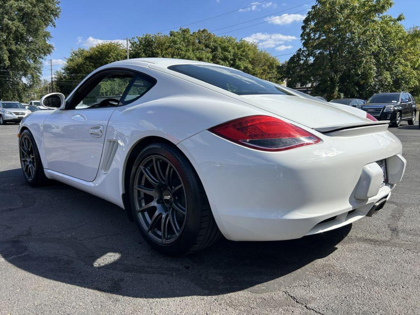 2009 WHITE PORSCHE CAYMAN (WP0AA29849U) with an 2.9L engine, 6-Speed Manual transmission, located at 501 E. Columbia St., Springfield, OH, 45503, (800) 262-7122, 39.925262, -83.801796 - ***6 Speed Manual!!*** 2009 987.2 Cayman 2.9L For those in the know, the 987.2 Cayman (2009-2012) is the sweet spot -- continuing the light weight body of the original Cayman while introducing the newer, ultra reliable 9A1 engine series that eliminated the troublesome IMS bearings that caused so - Photo#4