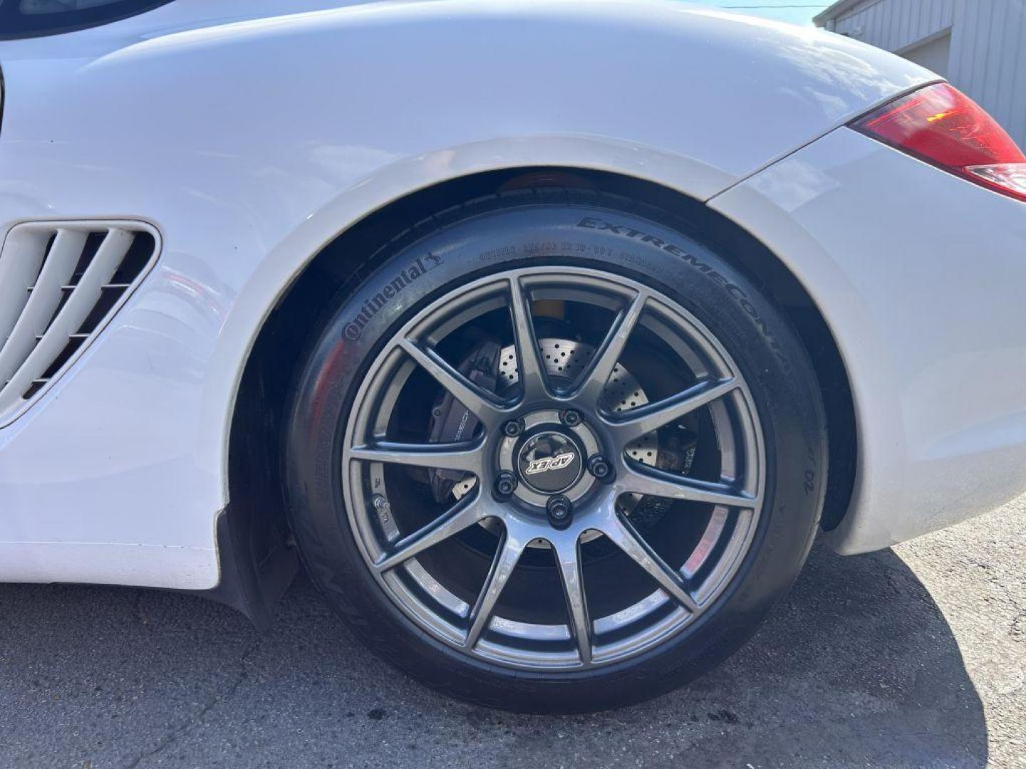 2009 WHITE PORSCHE CAYMAN (WP0AA29849U) with an 2.9L engine, 6-Speed Manual transmission, located at 501 E. Columbia St., Springfield, OH, 45503, (800) 262-7122, 39.925262, -83.801796 - ***6 Speed Manual!!*** 2009 987.2 Cayman 2.9L For those in the know, the 987.2 Cayman (2009-2012) is the sweet spot -- continuing the light weight body of the original Cayman while introducing the newer, ultra reliable 9A1 engine series that eliminated the troublesome IMS bearings that caused so - Photo#7
