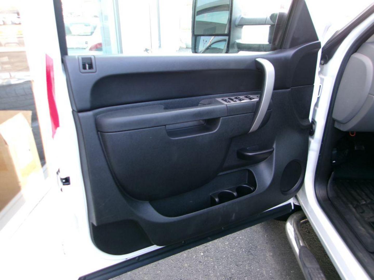 2010 WHITE CHEVROLET SILVERADO 1500 LS (1GCSCREA9AZ) with an 4.8L engine, Automatic transmission, located at 501 E. Columbia St., Springfield, OH, 45503, (800) 262-7122, 39.925262, -83.801796 - *** 2 Owner *** 31 Service Records on Clean CarFax *** New Tires *** Tune Up *** New Brakes *** New Wipers *** 4.8L V8 ***NICE *** Cap *** Jay North Auto has offered hand picked vehicles since 1965! Our customer's enjoy a NO pressure buying experience with a small town feel. All of our vehicles - Photo#7