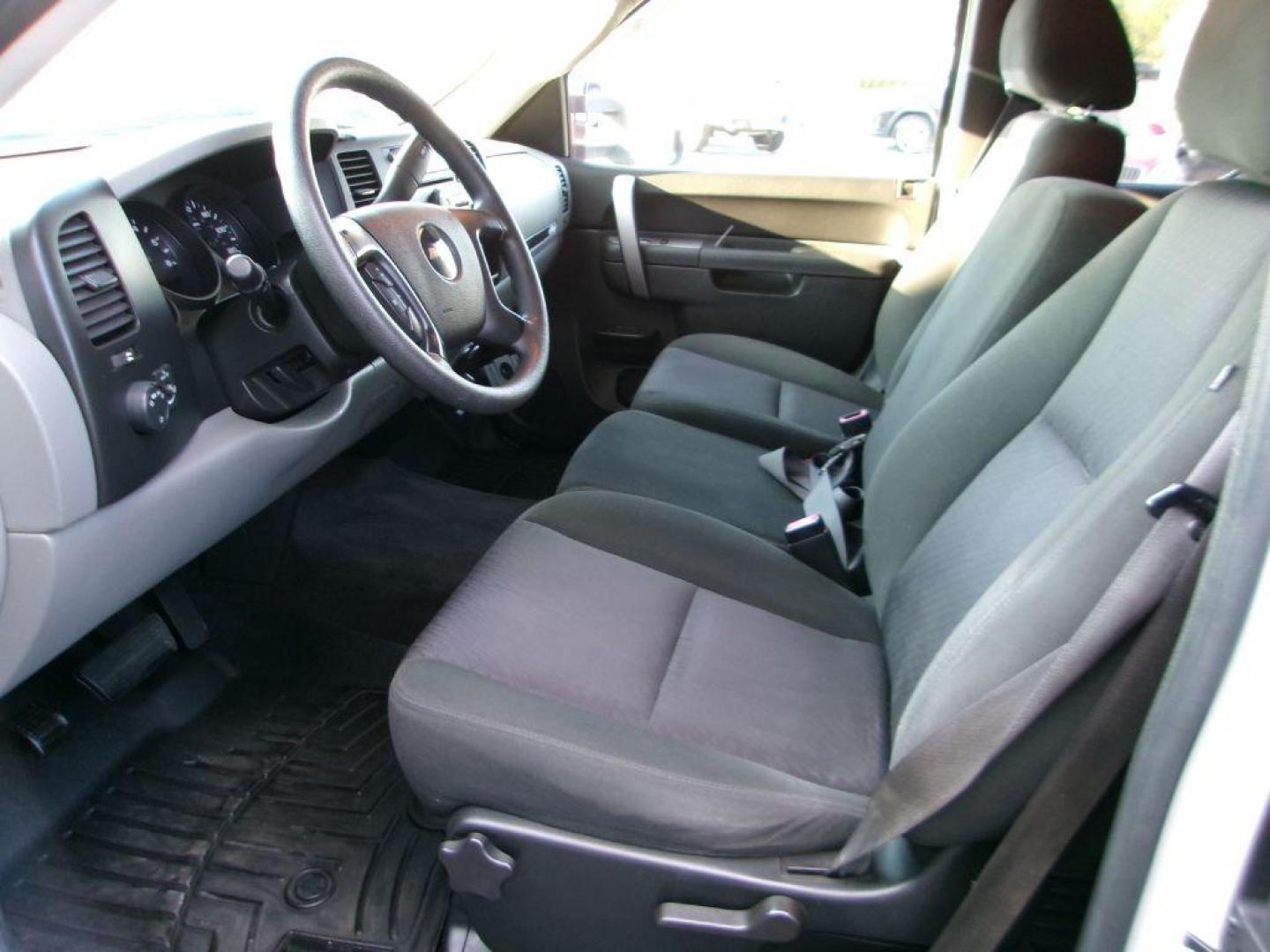 2010 WHITE CHEVROLET SILVERADO 1500 LS (1GCSCREA9AZ) with an 4.8L engine, Automatic transmission, located at 501 E. Columbia St., Springfield, OH, 45503, (800) 262-7122, 39.925262, -83.801796 - *** 2 Owner *** 31 Service Records on Clean CarFax *** New Tires *** Tune Up *** New Brakes *** New Wipers *** 4.8L V8 ***NICE *** Cap *** Jay North Auto has offered hand picked vehicles since 1965! Our customer's enjoy a NO pressure buying experience with a small town feel. All of our vehicles - Photo#8