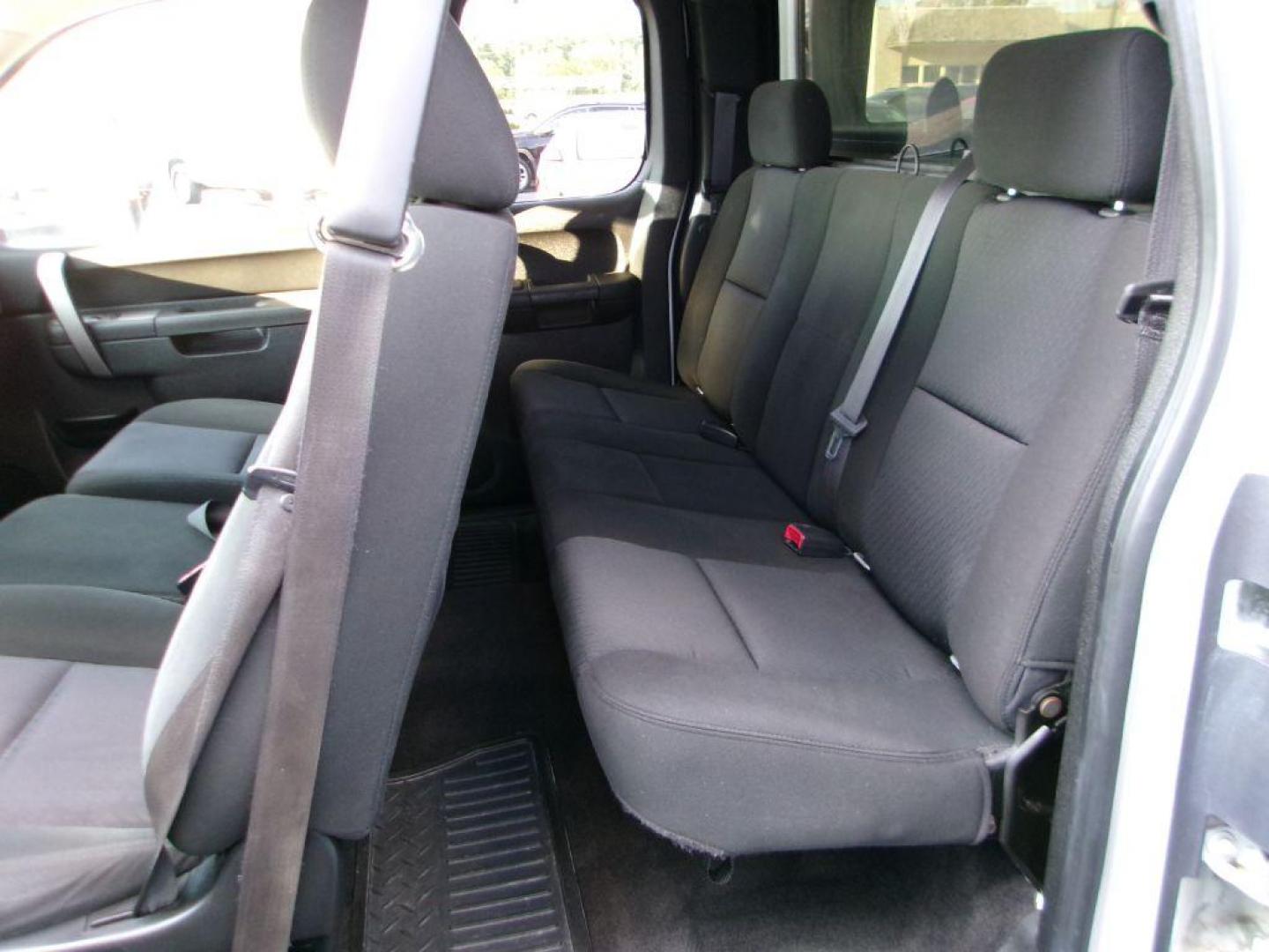 2010 WHITE CHEVROLET SILVERADO 1500 LS (1GCSCREA9AZ) with an 4.8L engine, Automatic transmission, located at 501 E. Columbia St., Springfield, OH, 45503, (800) 262-7122, 39.925262, -83.801796 - *** 2 Owner *** 31 Service Records on Clean CarFax *** New Tires *** Tune Up *** New Brakes *** New Wipers *** 4.8L V8 ***NICE *** Cap *** Jay North Auto has offered hand picked vehicles since 1965! Our customer's enjoy a NO pressure buying experience with a small town feel. All of our vehicles - Photo#10