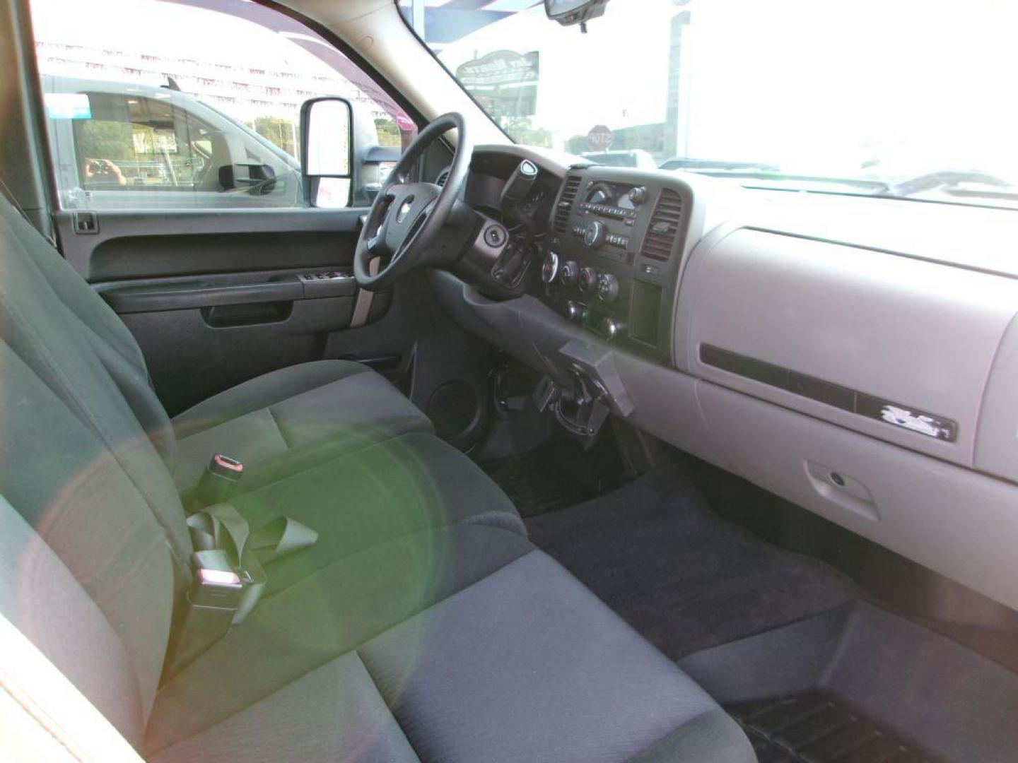 2010 WHITE CHEVROLET SILVERADO 1500 LS (1GCSCREA9AZ) with an 4.8L engine, Automatic transmission, located at 501 E. Columbia St., Springfield, OH, 45503, (800) 262-7122, 39.925262, -83.801796 - *** 2 Owner *** 31 Service Records on Clean CarFax *** New Tires *** Tune Up *** New Brakes *** New Wipers *** 4.8L V8 ***NICE *** Cap *** Jay North Auto has offered hand picked vehicles since 1965! Our customer's enjoy a NO pressure buying experience with a small town feel. All of our vehicles - Photo#11
