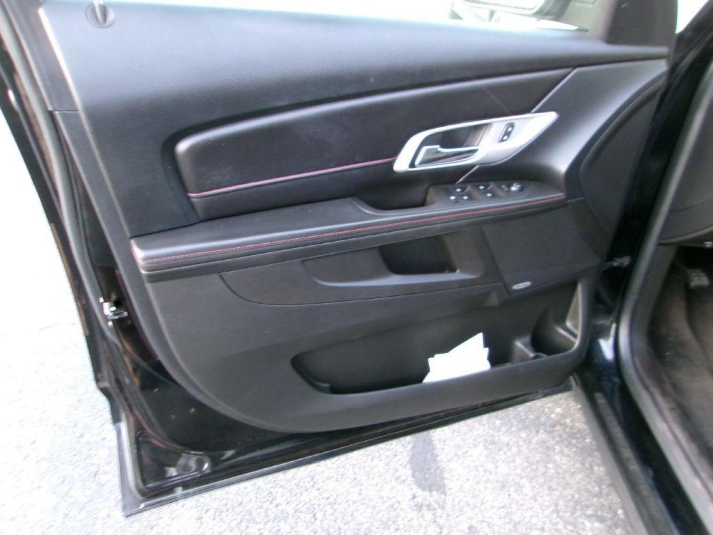 2015 BLACK GMC TERRAIN SLT (2GKALTEK9F6) with an 2.4L engine, Automatic transmission, located at 501 E. Columbia St., Springfield, OH, 45503, (800) 262-7122, 39.925262, -83.801796 - Photo#11
