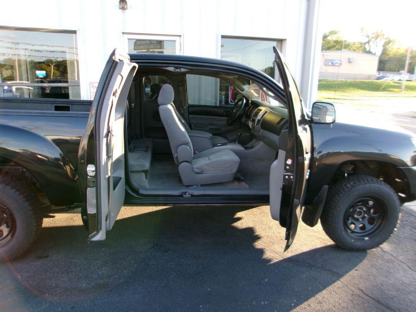 2006 BLACK TOYOTA TACOMA ACCESS CAB (5TETX22N76Z) with an 2.7L engine, Automatic transmission, located at 501 E. Columbia St., Springfield, OH, 45503, (800) 262-7122, 39.925262, -83.801796 - *** New Tires *** New Rack and Pinion *** Serviced and Detailed *** Bedliner *** Clean Frame *** Jay North Auto has offered hand picked vehicles since 1965! Our customer's enjoy a NO pressure buying experience with a small town feel. All of our vehicles get fully inspected and detailed. We are - Photo#11