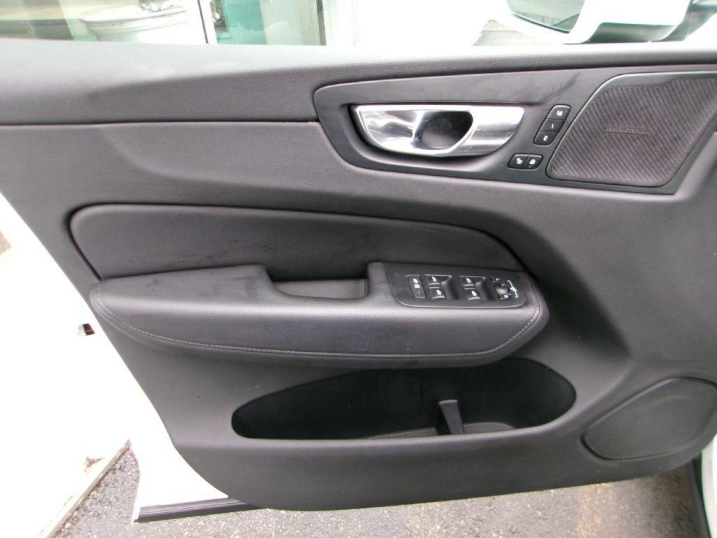 2021 WHITE VOLVO XC60 T5 MOMENTUM (YV4102RK2M1) with an 2.0L engine, Automatic transmission, located at 501 E. Columbia St., Springfield, OH, 45503, (800) 262-7122, 39.925262, -83.801796 - Photo#7