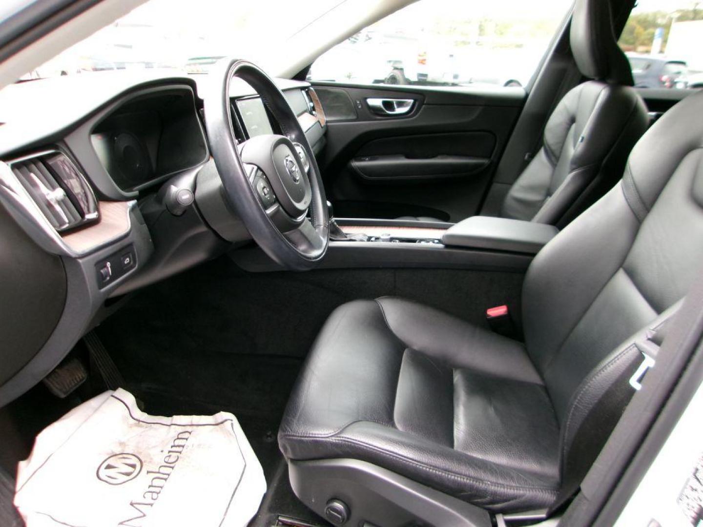 2021 WHITE VOLVO XC60 T5 MOMENTUM (YV4102RK2M1) with an 2.0L engine, Automatic transmission, located at 501 E. Columbia St., Springfield, OH, 45503, (800) 262-7122, 39.925262, -83.801796 - Photo#8