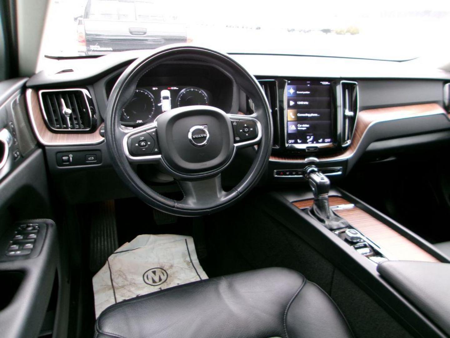 2021 WHITE VOLVO XC60 T5 MOMENTUM (YV4102RK2M1) with an 2.0L engine, Automatic transmission, located at 501 E. Columbia St., Springfield, OH, 45503, (800) 262-7122, 39.925262, -83.801796 - Photo#10