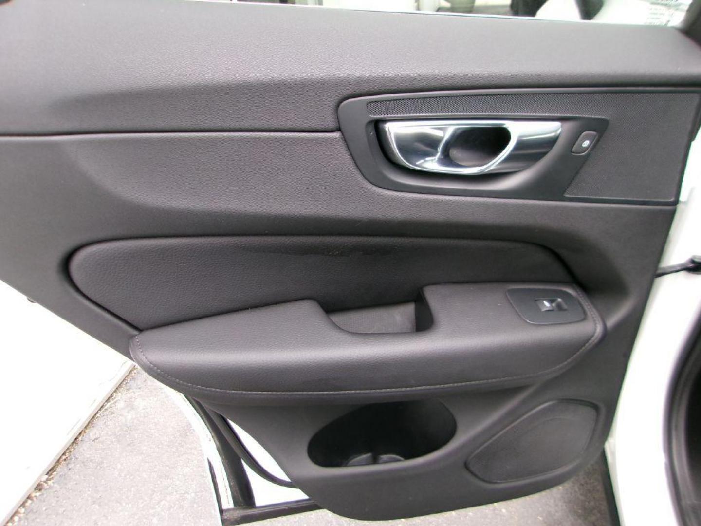 2021 WHITE VOLVO XC60 T5 MOMENTUM (YV4102RK2M1) with an 2.0L engine, Automatic transmission, located at 501 E. Columbia St., Springfield, OH, 45503, (800) 262-7122, 39.925262, -83.801796 - Photo#11