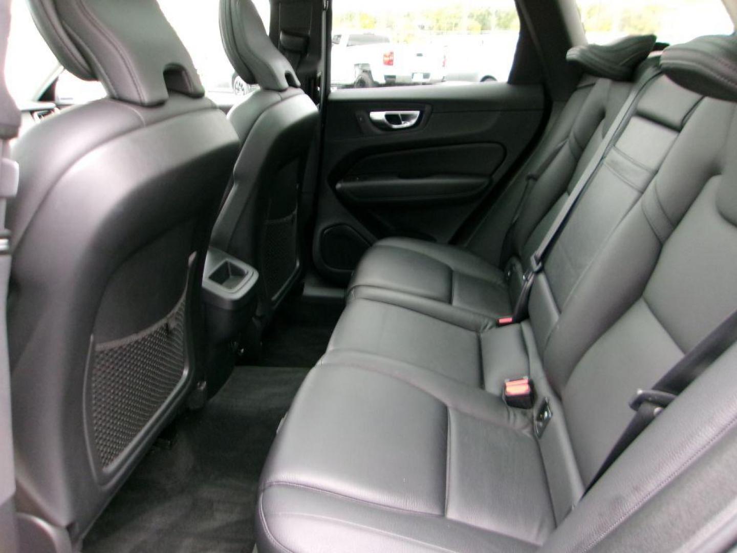 2021 WHITE VOLVO XC60 T5 MOMENTUM (YV4102RK2M1) with an 2.0L engine, Automatic transmission, located at 501 E. Columbia St., Springfield, OH, 45503, (800) 262-7122, 39.925262, -83.801796 - Photo#12
