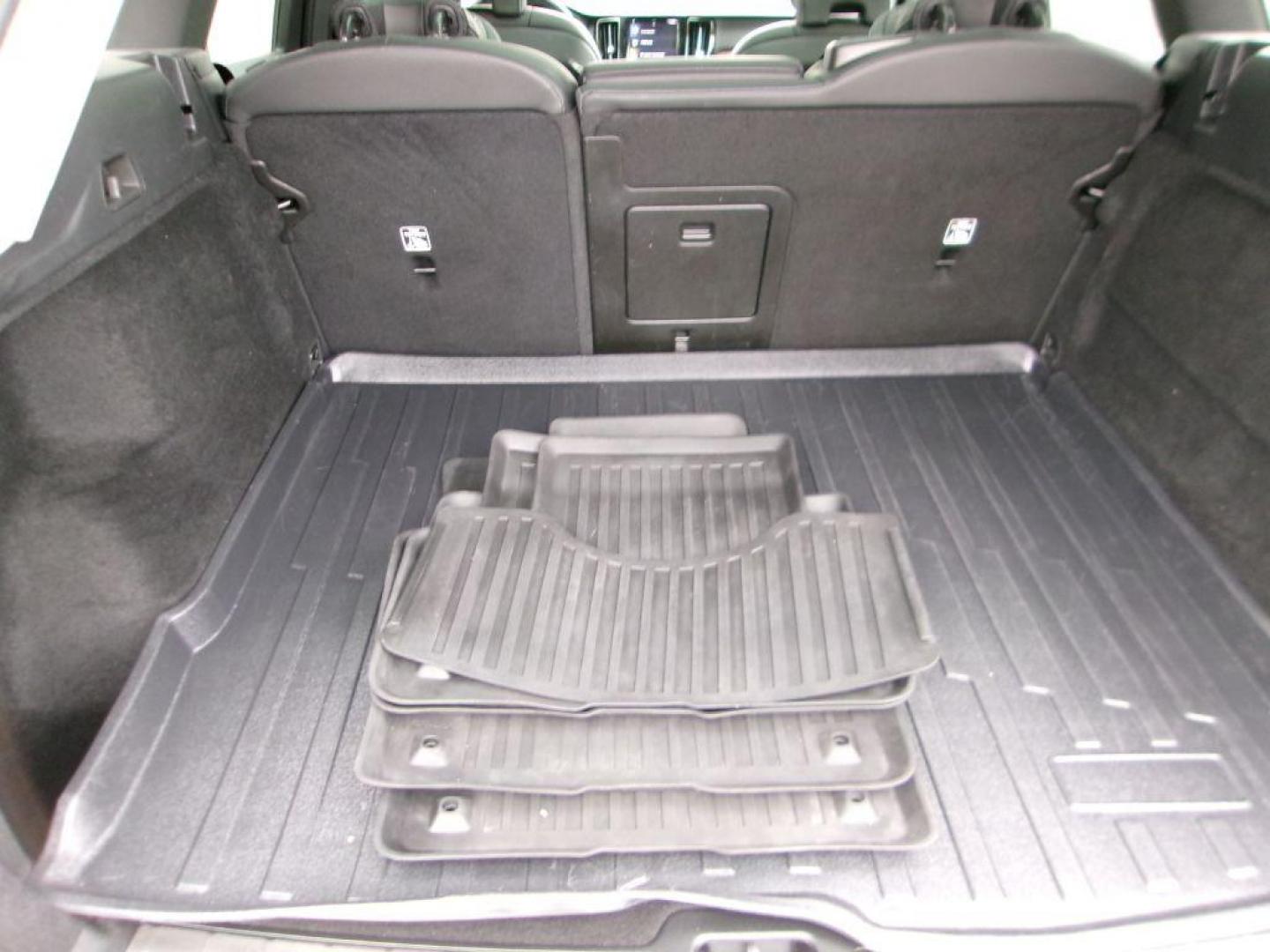 2021 WHITE VOLVO XC60 T5 MOMENTUM (YV4102RK2M1) with an 2.0L engine, Automatic transmission, located at 501 E. Columbia St., Springfield, OH, 45503, (800) 262-7122, 39.925262, -83.801796 - Photo#14