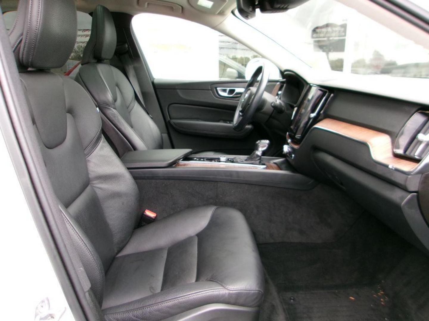 2021 WHITE VOLVO XC60 T5 MOMENTUM (YV4102RK2M1) with an 2.0L engine, Automatic transmission, located at 501 E. Columbia St., Springfield, OH, 45503, (800) 262-7122, 39.925262, -83.801796 - Photo#19