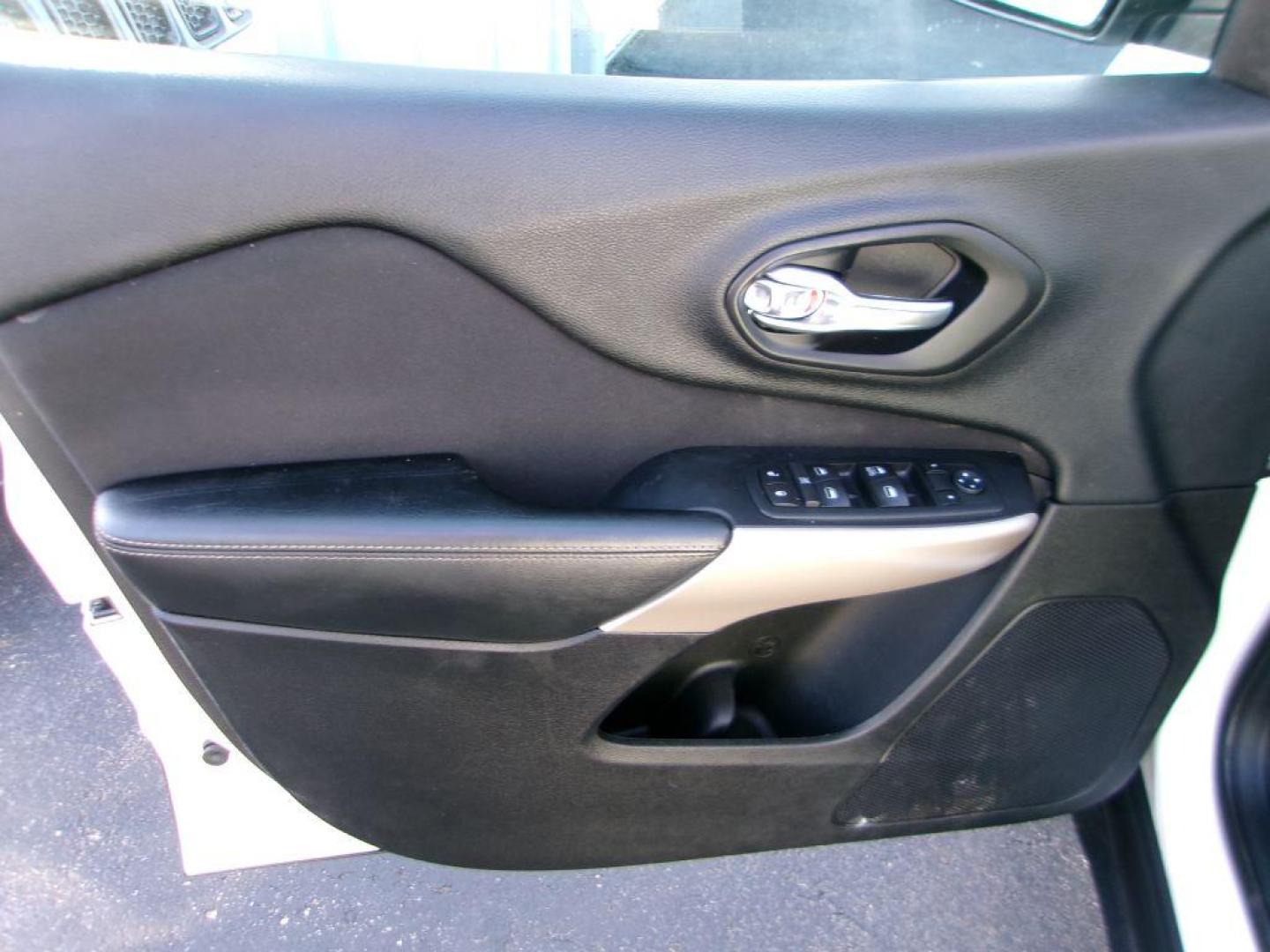 2017 WHITE JEEP CHEROKEE SPORT (1C4PJLAB4HW) with an 2.4L engine, Automatic transmission, located at 501 E. Columbia St., Springfield, OH, 45503, (800) 262-7122, 39.925262, -83.801796 - Photo#7