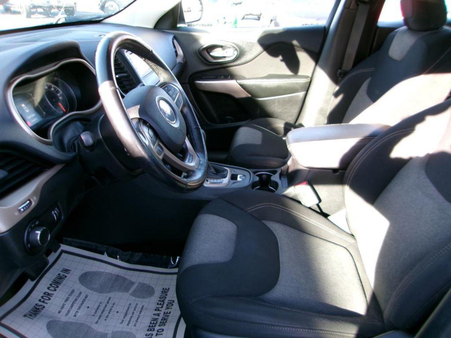 2017 WHITE JEEP CHEROKEE SPORT (1C4PJLAB4HW) with an 2.4L engine, Automatic transmission, located at 501 E. Columbia St., Springfield, OH, 45503, (800) 262-7122, 39.925262, -83.801796 - Photo#8