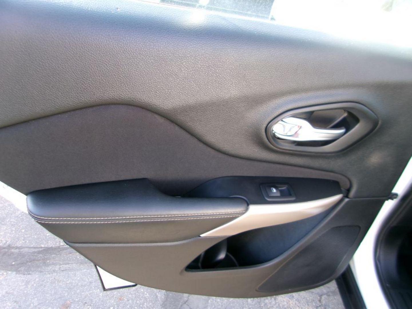 2017 WHITE JEEP CHEROKEE SPORT (1C4PJLAB4HW) with an 2.4L engine, Automatic transmission, located at 501 E. Columbia St., Springfield, OH, 45503, (800) 262-7122, 39.925262, -83.801796 - Photo#10