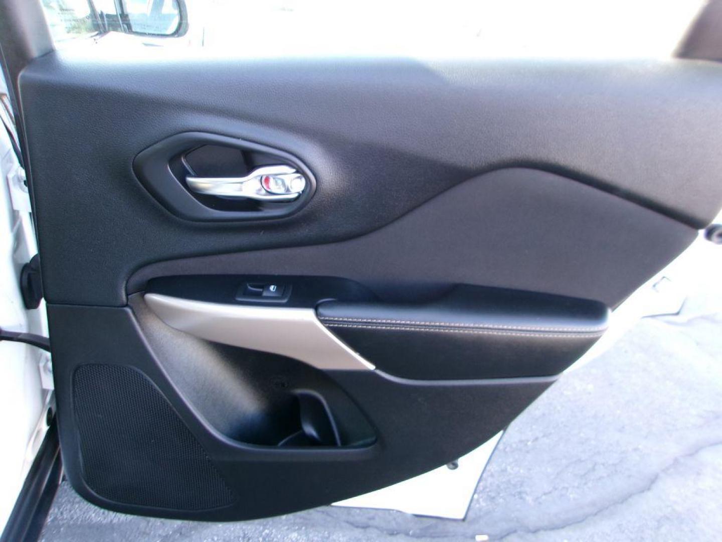 2017 WHITE JEEP CHEROKEE SPORT (1C4PJLAB4HW) with an 2.4L engine, Automatic transmission, located at 501 E. Columbia St., Springfield, OH, 45503, (800) 262-7122, 39.925262, -83.801796 - Photo#13