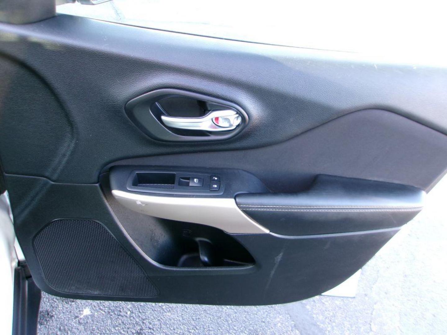 2017 WHITE JEEP CHEROKEE SPORT (1C4PJLAB4HW) with an 2.4L engine, Automatic transmission, located at 501 E. Columbia St., Springfield, OH, 45503, (800) 262-7122, 39.925262, -83.801796 - Photo#15