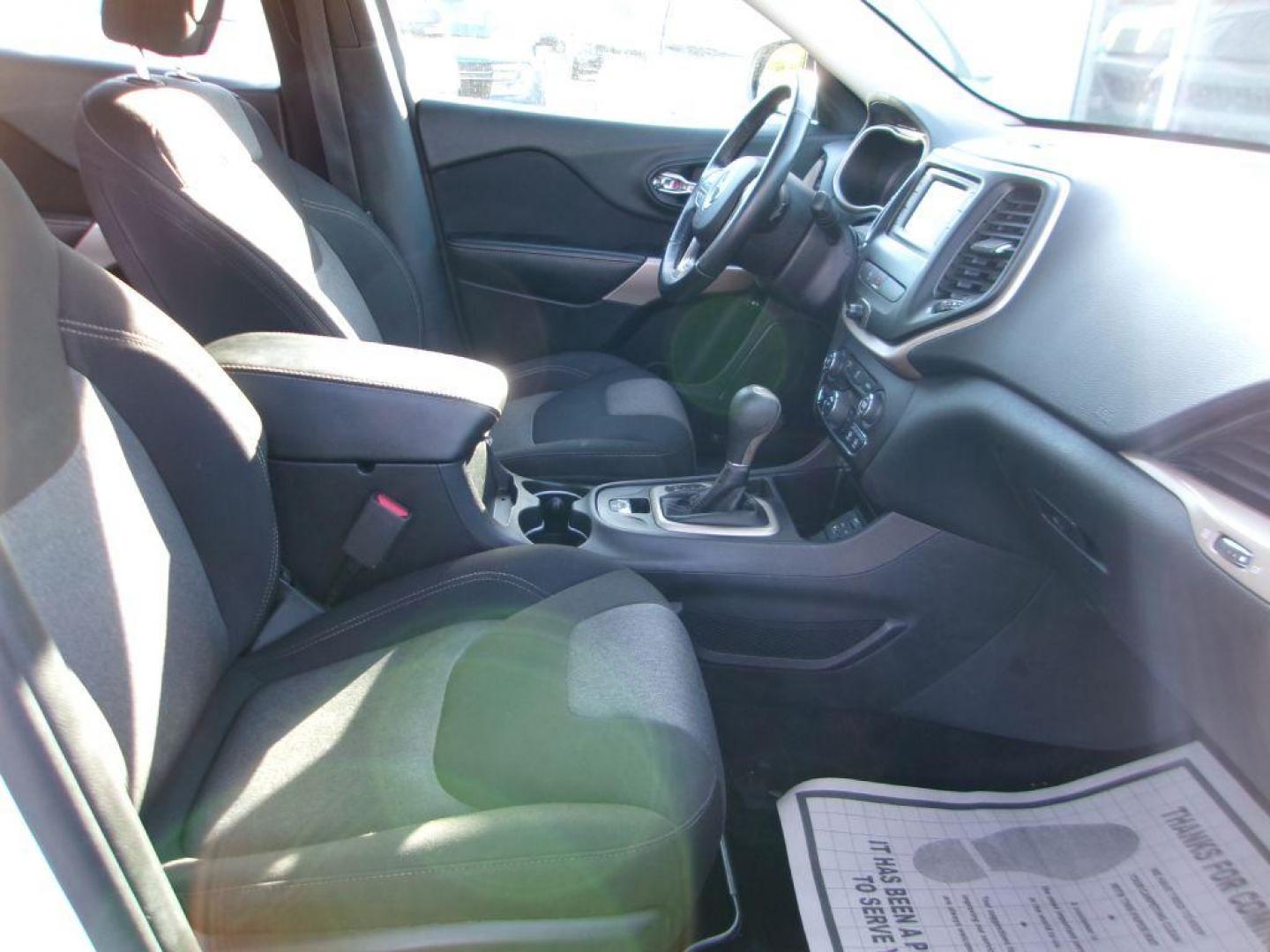 2017 WHITE JEEP CHEROKEE SPORT (1C4PJLAB4HW) with an 2.4L engine, Automatic transmission, located at 501 E. Columbia St., Springfield, OH, 45503, (800) 262-7122, 39.925262, -83.801796 - Photo#16