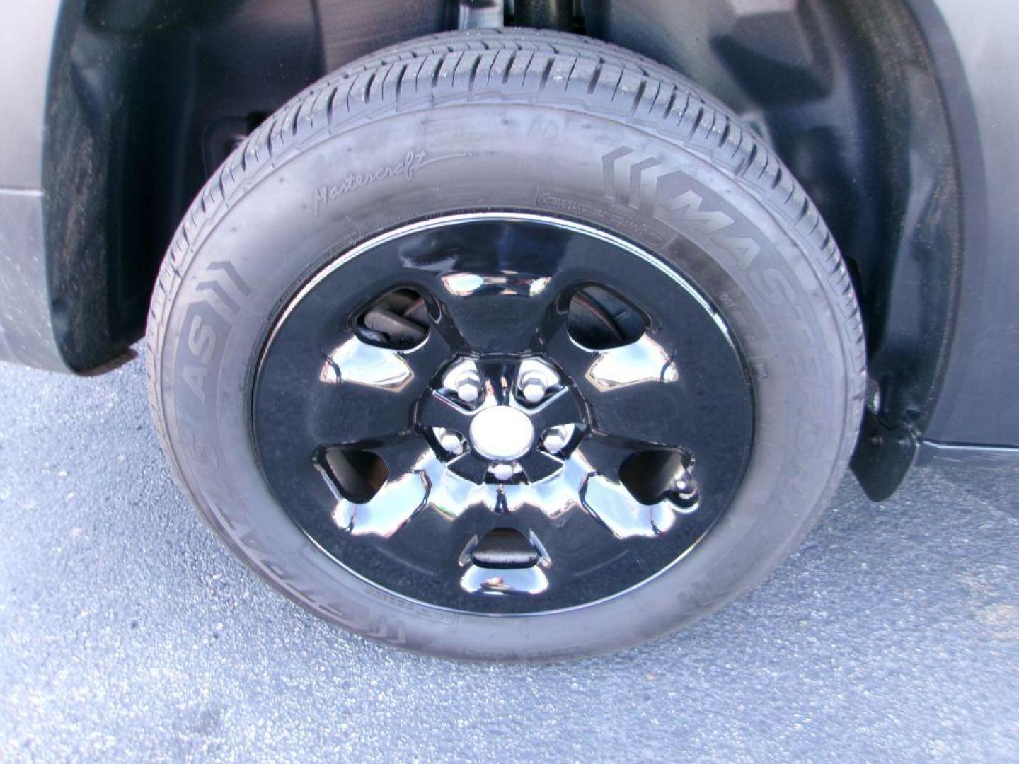 2017 WHITE JEEP CHEROKEE SPORT (1C4PJLAB4HW) with an 2.4L engine, Automatic transmission, located at 501 E. Columbia St., Springfield, OH, 45503, (800) 262-7122, 39.925262, -83.801796 - Photo#18