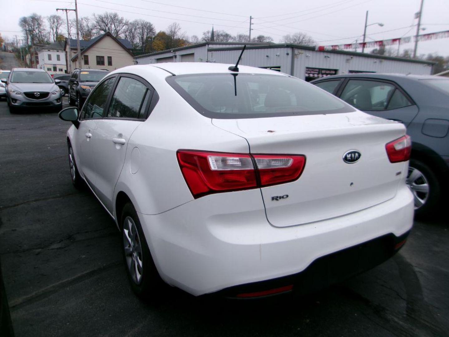 2013 WHITE KIA RIO LX (KNADM4A30D6) with an 1.6L engine, Automatic transmission, located at 501 E. Columbia St., Springfield, OH, 45503, (800) 262-7122, 39.925262, -83.801796 - Photo#4