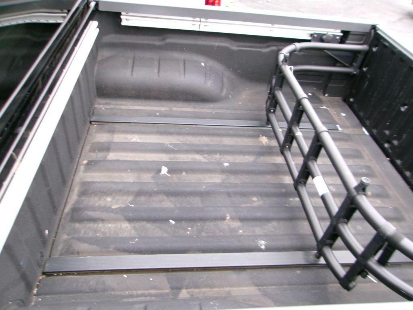 2010 BLACK NISSAN FRONTIER CREW CAB SE (1N6AD0EV6AC) with an 4.0L engine, Automatic transmission, located at 501 E. Columbia St., Springfield, OH, 45503, (800) 262-7122, 39.925262, -83.801796 - *** 1-Owner *** Clean Carfax *** CrewCab *** 4x4 *** 4.0L *** SE *** NICE *** Oil Change *** New Air and Cabin Filter *** Jay North Auto has offered hand picked vehicles since 1965! Our customer's enjoy a NO pressure buying experience with a small town feel. We are a preferred dealer for many - Photo#11