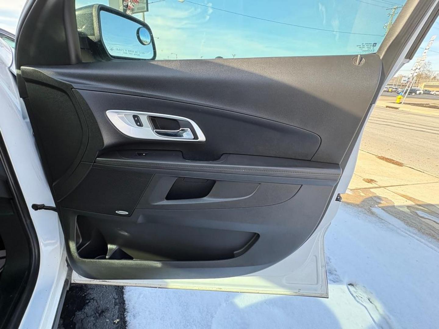 2017 WHITE CHEVROLET EQUINOX LT (2GNALCEKXH6) with an 2.4L engine, Automatic transmission, located at 501 E. Columbia St., Springfield, OH, 45503, (800) 262-7122, 39.925262, -83.801796 - *** Low Miles *** New Tires *** Remote Start *** Premium Audio *** LT *** Heated Seats *** Nice *** Jay North Auto has offered hand picked vehicles since 1965! Our customer's enjoy a NO pressure buying experience with a small town feel. We are a preferred dealer for many local credit unions and - Photo#15