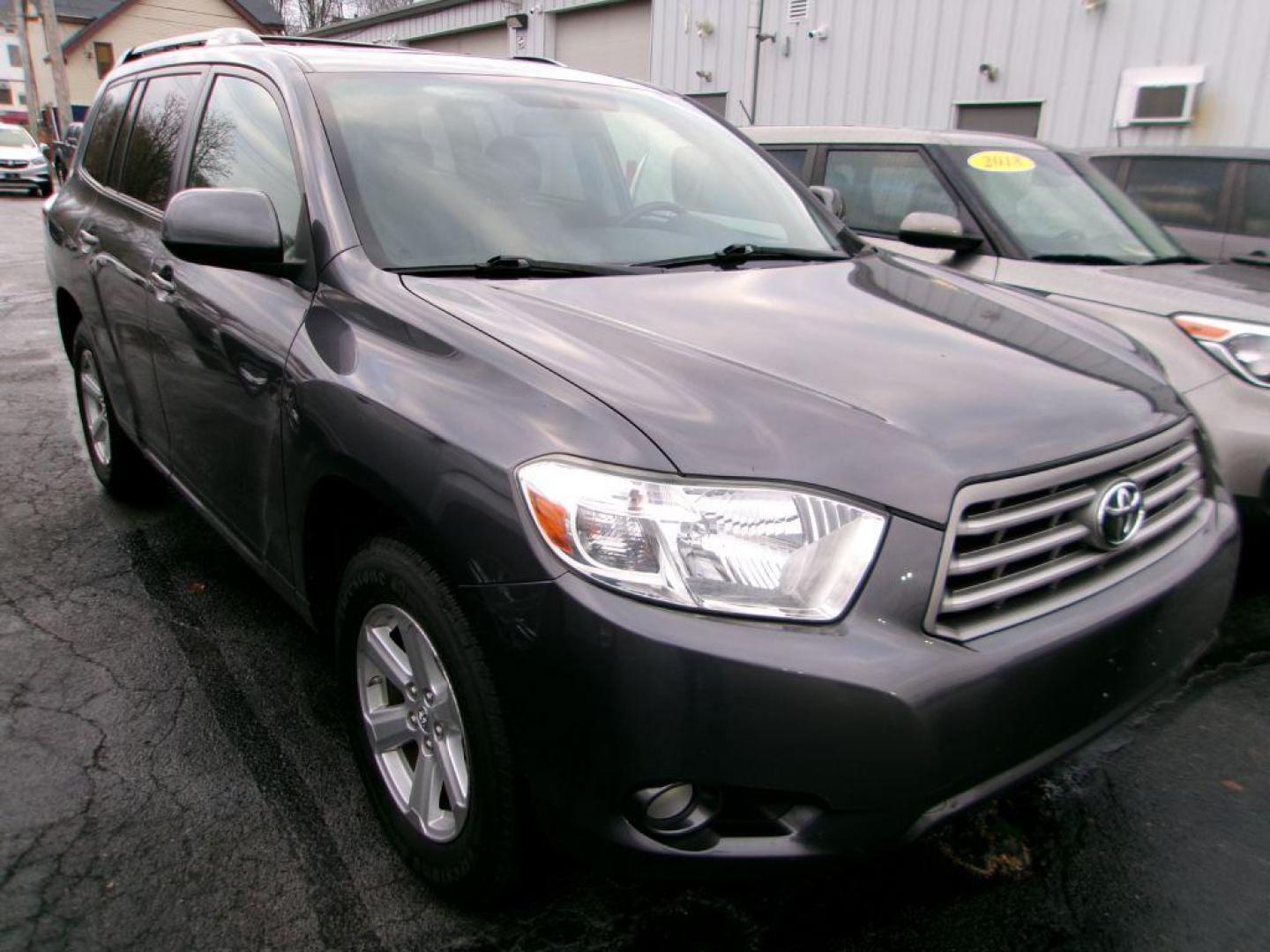 2010 GRAY TOYOTA HIGHLANDER SE (5TDJK3EH2AS) with an 3.5L engine, Automatic transmission, located at 501 E. Columbia St., Springfield, OH, 45503, (800) 262-7122, 39.925262, -83.801796 - *** SE *** Loaded *** Leather *** AWD V6 *** Moonroof *** Back Up Camera *** New Brakes *** New Rear Wheel Hubs *** New Air and Cabin Filter *** Jay North Auto has offered hand picked vehicles since 1965! Our customer's enjoy a NO pressure buying experience with a small town feel. We are a pre - Photo#0