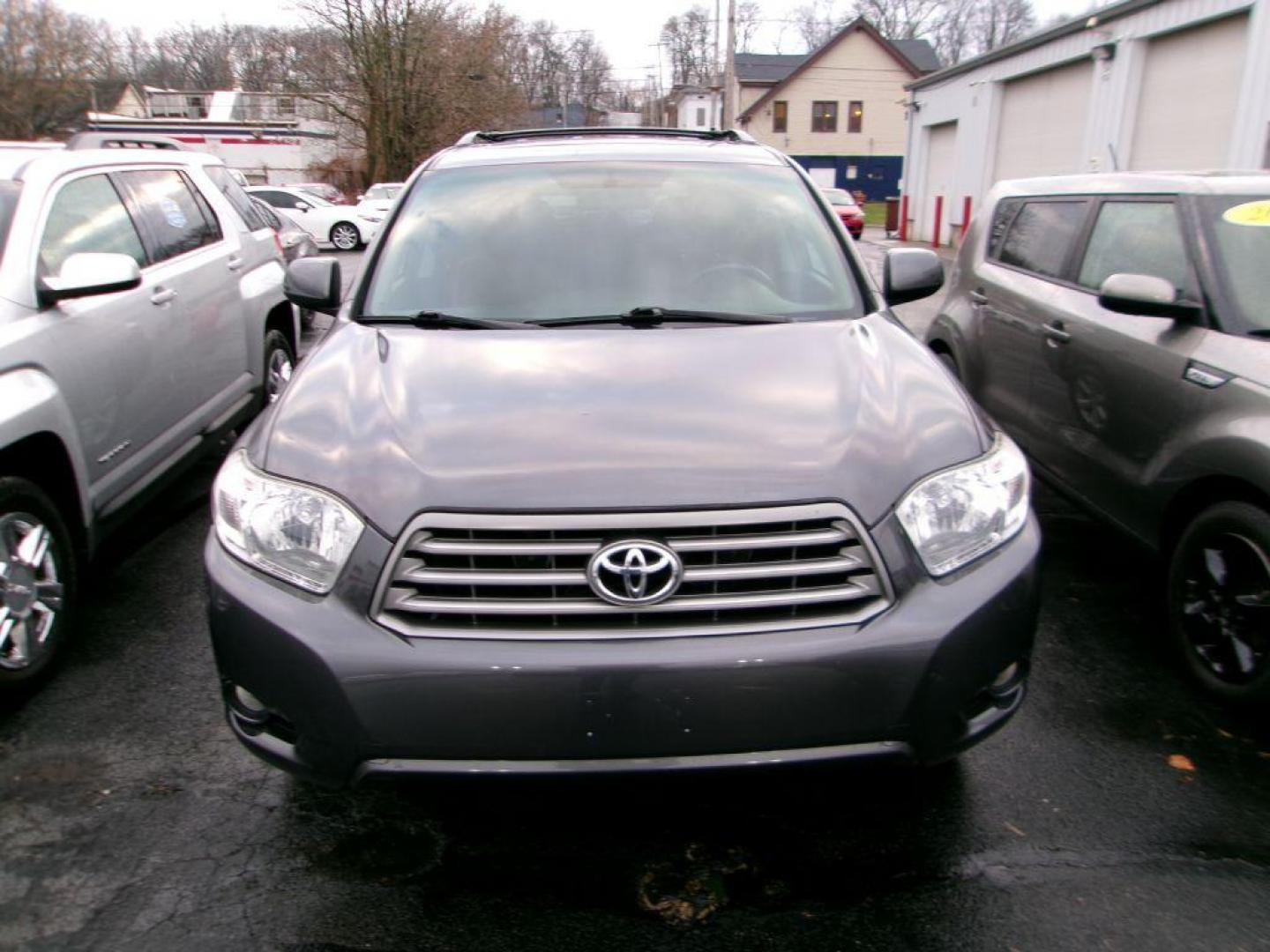 2010 GRAY TOYOTA HIGHLANDER SE (5TDJK3EH2AS) with an 3.5L engine, Automatic transmission, located at 501 E. Columbia St., Springfield, OH, 45503, (800) 262-7122, 39.925262, -83.801796 - *** SE *** Loaded *** Leather *** AWD V6 *** Moonroof *** Back Up Camera *** New Brakes *** New Rear Wheel Hubs *** New Air and Cabin Filter *** Jay North Auto has offered hand picked vehicles since 1965! Our customer's enjoy a NO pressure buying experience with a small town feel. We are a pre - Photo#1