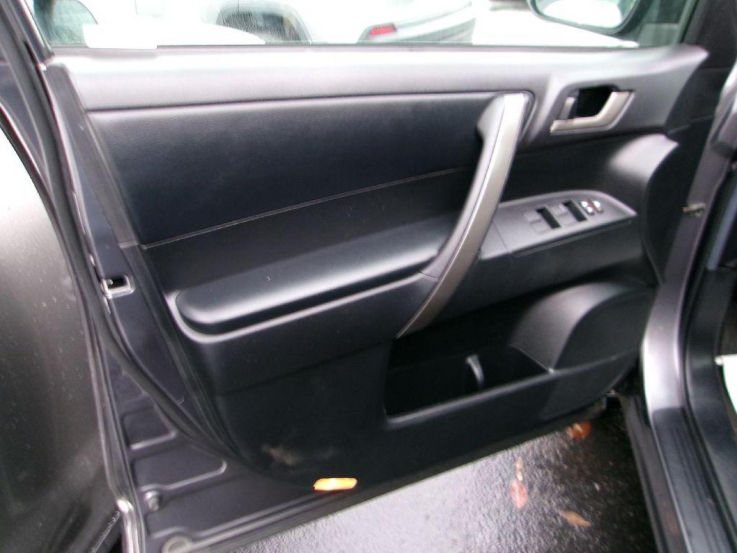 2010 GRAY TOYOTA HIGHLANDER SE (5TDJK3EH2AS) with an 3.5L engine, Automatic transmission, located at 501 E. Columbia St., Springfield, OH, 45503, (800) 262-7122, 39.925262, -83.801796 - *** SE *** Loaded *** Leather *** AWD V6 *** Moonroof *** Back Up Camera *** New Brakes *** New Rear Wheel Hubs *** New Air and Cabin Filter *** Jay North Auto has offered hand picked vehicles since 1965! Our customer's enjoy a NO pressure buying experience with a small town feel. We are a pre - Photo#10