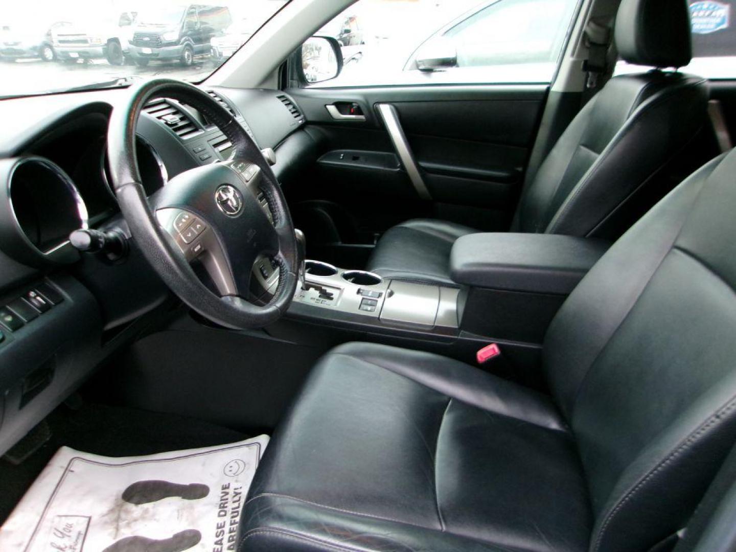 2010 GRAY TOYOTA HIGHLANDER SE (5TDJK3EH2AS) with an 3.5L engine, Automatic transmission, located at 501 E. Columbia St., Springfield, OH, 45503, (800) 262-7122, 39.925262, -83.801796 - *** SE *** Loaded *** Leather *** AWD V6 *** Moonroof *** Back Up Camera *** New Brakes *** New Rear Wheel Hubs *** New Air and Cabin Filter *** Jay North Auto has offered hand picked vehicles since 1965! Our customer's enjoy a NO pressure buying experience with a small town feel. We are a pre - Photo#11