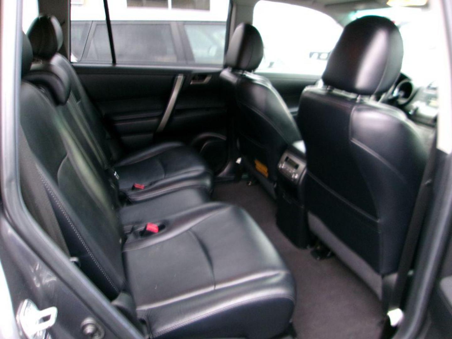 2010 GRAY TOYOTA HIGHLANDER SE (5TDJK3EH2AS) with an 3.5L engine, Automatic transmission, located at 501 E. Columbia St., Springfield, OH, 45503, (800) 262-7122, 39.925262, -83.801796 - *** SE *** Loaded *** Leather *** AWD V6 *** Moonroof *** Back Up Camera *** New Brakes *** New Rear Wheel Hubs *** New Air and Cabin Filter *** Jay North Auto has offered hand picked vehicles since 1965! Our customer's enjoy a NO pressure buying experience with a small town feel. We are a pre - Photo#13