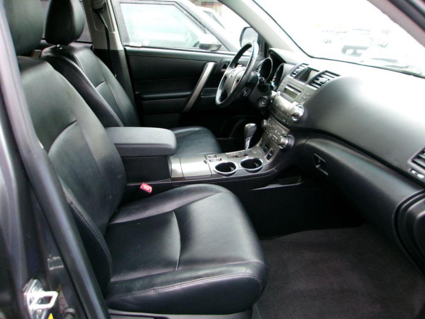 2010 GRAY TOYOTA HIGHLANDER SE (5TDJK3EH2AS) with an 3.5L engine, Automatic transmission, located at 501 E. Columbia St., Springfield, OH, 45503, (800) 262-7122, 39.925262, -83.801796 - *** SE *** Loaded *** Leather *** AWD V6 *** Moonroof *** Back Up Camera *** New Brakes *** New Rear Wheel Hubs *** New Air and Cabin Filter *** Jay North Auto has offered hand picked vehicles since 1965! Our customer's enjoy a NO pressure buying experience with a small town feel. We are a pre - Photo#15