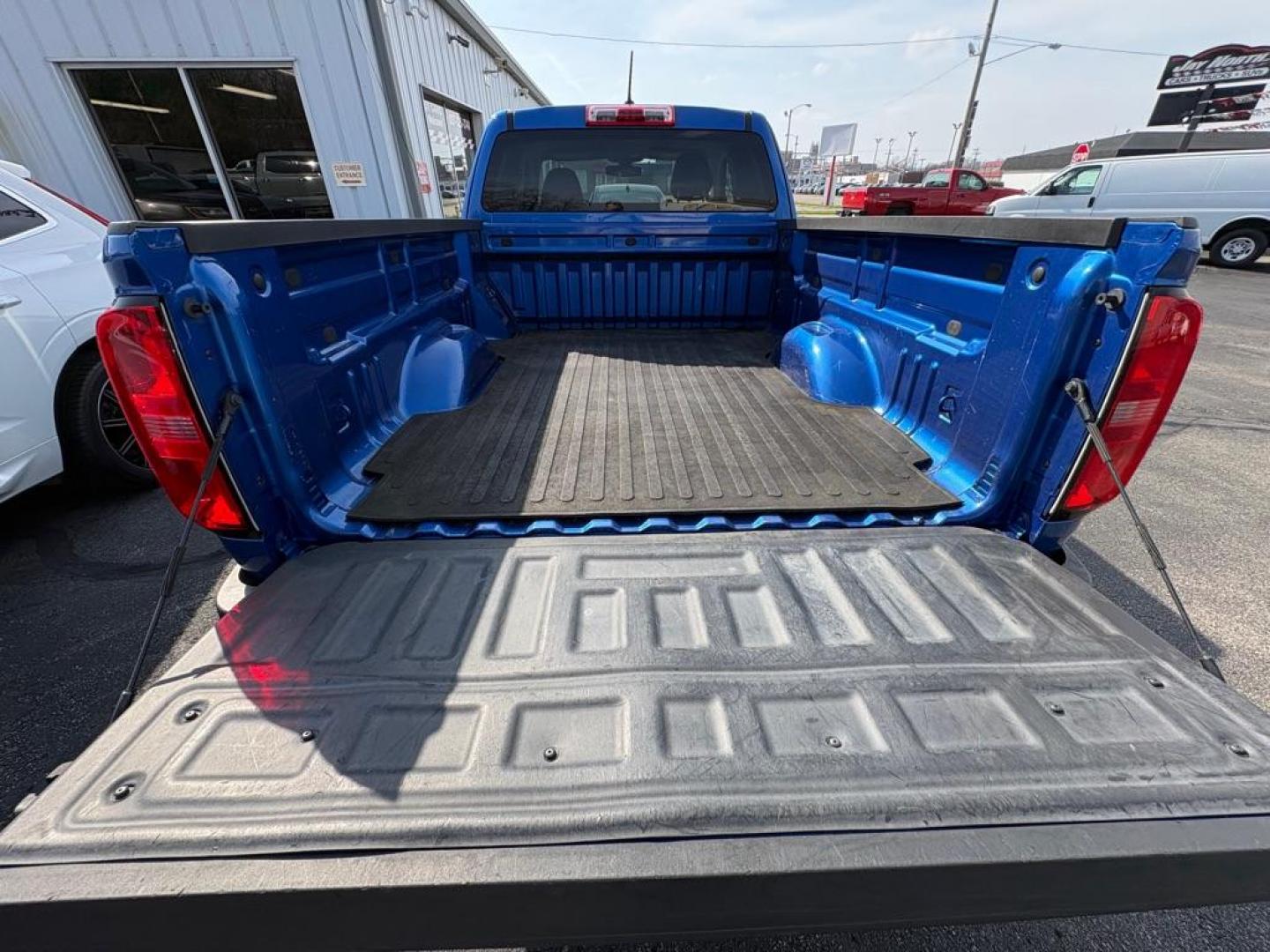 2018 BLUE CHEVROLET COLORADO (1GCHSAEAXJ1) with an 2.5L engine, 6-Speed Manual transmission, located at 501 E. Columbia St., Springfield, OH, 45503, (800) 262-7122, 39.925262, -83.801796 - *** Price Includes Documentation Fee! *** LOW MILES ***** Back Up Camera *** 6 Speed Manual **** Nice!!! *** Oil and filter change **** New Cabin and Air filter *** Jay North Auto has offered hand picked vehicles since 1965! Our customer's enjoy a NO pressure buying experience with a small town - Photo#7
