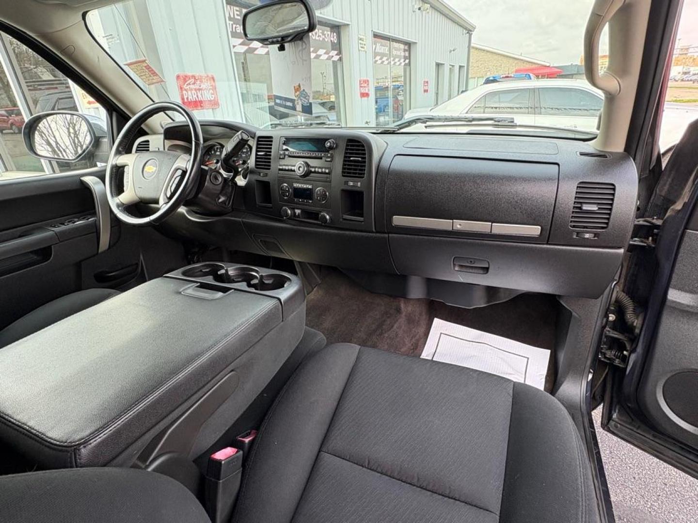 2013 BLUE CHEVROLET SILVERADO 1500 LT (1GCRCSE07DZ) with an 5.3L engine, Automatic transmission, located at 501 E. Columbia St., Springfield, OH, 45503, (800) 262-7122, 39.925262, -83.801796 - ***Price Includes Documentation Fee***Clean Carfax***LT***5.3L V8***New Rear Brake Pads and Rotors***New Tires***New Air Filter***Fresh Oil Change*** Jay North Auto has offered hand picked vehicles since 1965! Our customer's enjoy a NO pressure buying experience with a small town feel. We are - Photo#16