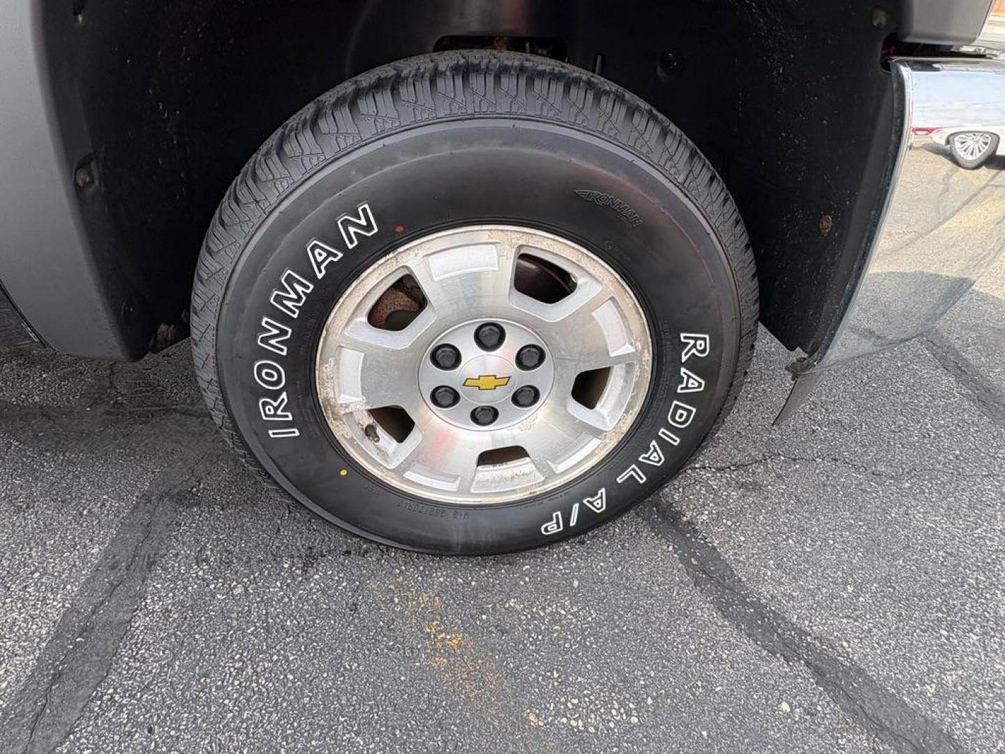 2013 BLUE CHEVROLET SILVERADO 1500 LT (1GCRCSE07DZ) with an 5.3L engine, Automatic transmission, located at 501 E. Columbia St., Springfield, OH, 45503, (800) 262-7122, 39.925262, -83.801796 - ***Price Includes Documentation Fee***Clean Carfax***LT***5.3L V8***New Rear Brake Pads and Rotors***New Tires***New Air Filter***Fresh Oil Change*** Jay North Auto has offered hand picked vehicles since 1965! Our customer's enjoy a NO pressure buying experience with a small town feel. We are - Photo#17