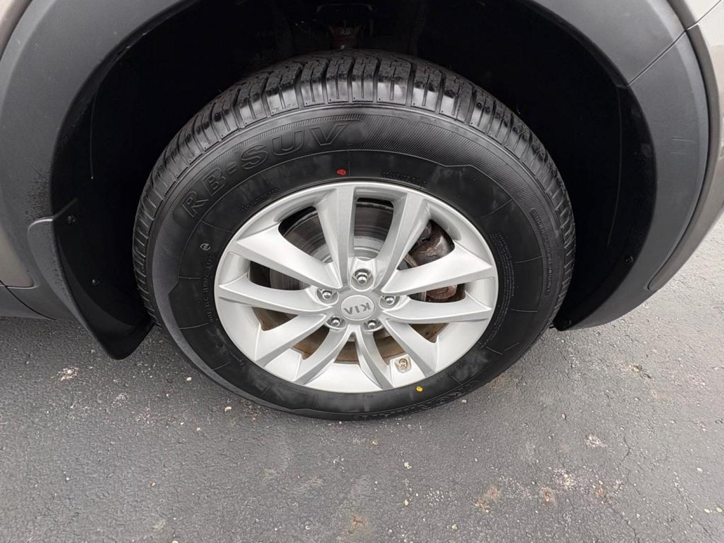 2016 GRAY KIA SORENTO LX (5XYPG4A36GG) with an 2.4L engine, Automatic transmission, located at 501 E. Columbia St., Springfield, OH, 45503, (800) 262-7122, 39.925262, -83.801796 - ***Price Includes Documentation Fee!***LX***Heated Seats***3rd Row Seating***All New Brake Pads and Rotors***New Tires***New Spark Plugs***New Wiper Blades***New Air Filter and Cabin Air Filter*** Jay North Auto has offered hand picked vehicles since 1965! Our customer's enjoy a NO pressure buy - Photo#19