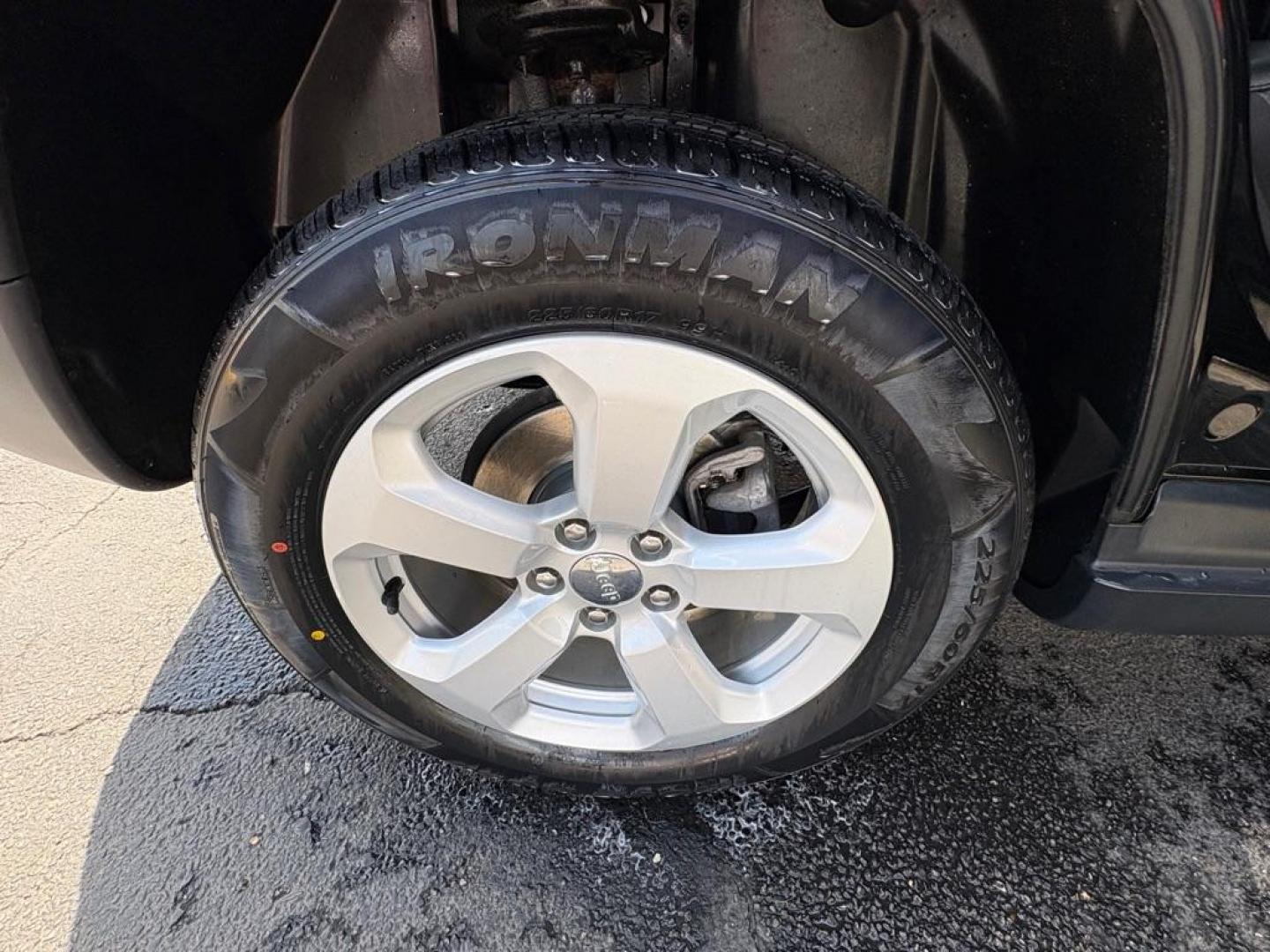 2019 BLACK JEEP COMPASS LATITUDE (3C4NJDBB1KT) with an 2.4L engine, Automatic transmission, located at 501 E. Columbia St., Springfield, OH, 45503, (800) 262-7122, 39.925262, -83.801796 - *** New Tires *** New Aux Battery *** 4x4 *** Clean CarFax *** Apple CarPlay *** New Front Brakes *** New Wipers *** New Cabin and Air Filters *** Oil Chage *** New Stabilizer link *** Nice !!! Jay North Auto has offered hand picked vehicles since 1965! Our customer's enjoy a NO pressure buying e - Photo#18