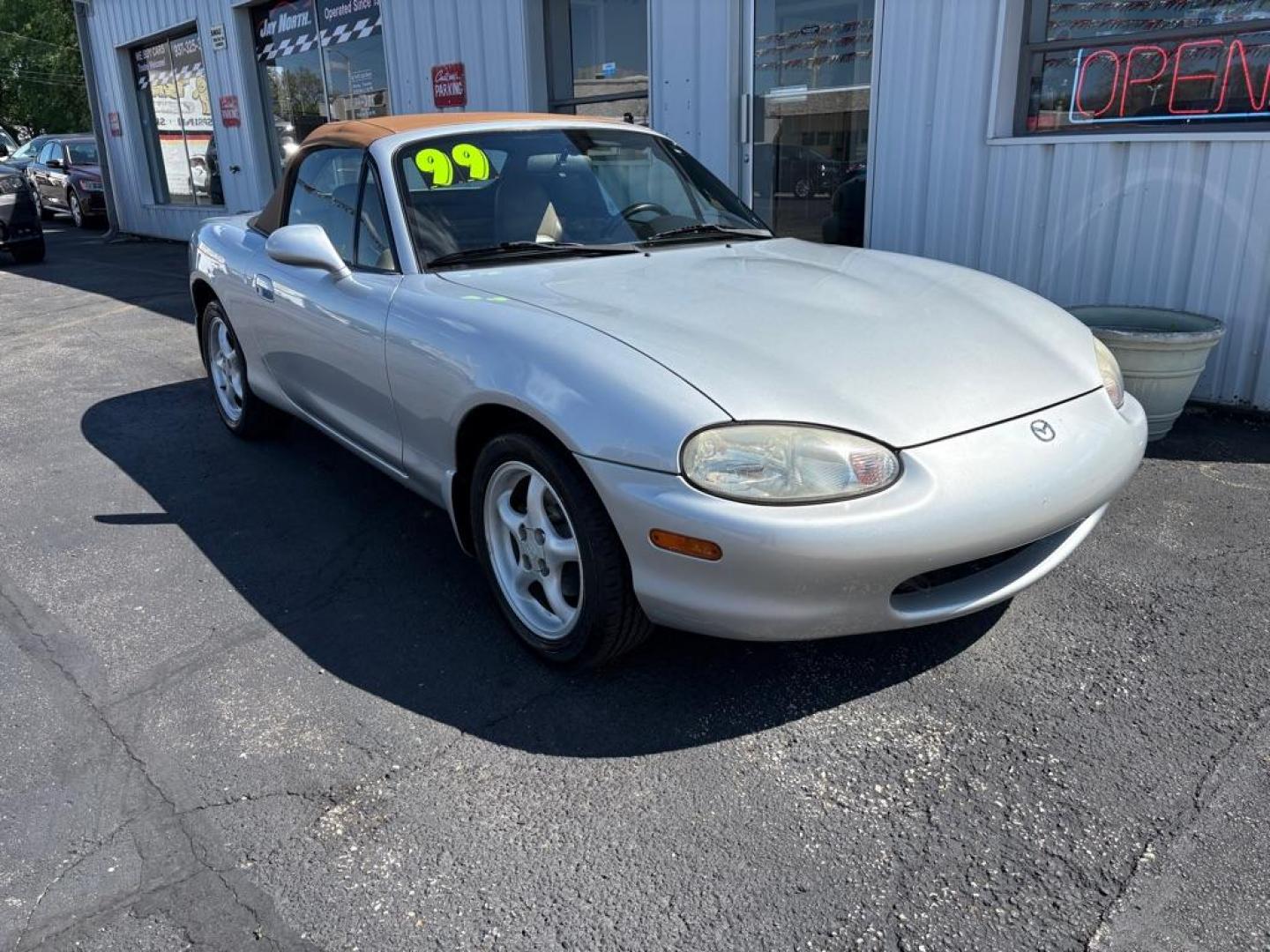 1999 SILVER MAZDA MX-5 MIATA (JM1NB3530X0) with an 1.8L engine, Automatic transmission, located at 501 E. Columbia St., Springfield, OH, 45503, (800) 262-7122, 39.925262, -83.801796 - *** New Tires *** New Top *** New Brakes *** Tune Up *** Oil Change *** New Belt *** New Harmonic Balancer *** Clean CarFax *** Jay North Auto has offered hand picked vehicles since 1965! Our customer's enjoy a NO pressure buying experience with a small town feel. We are a preferred dealer for - Photo#0