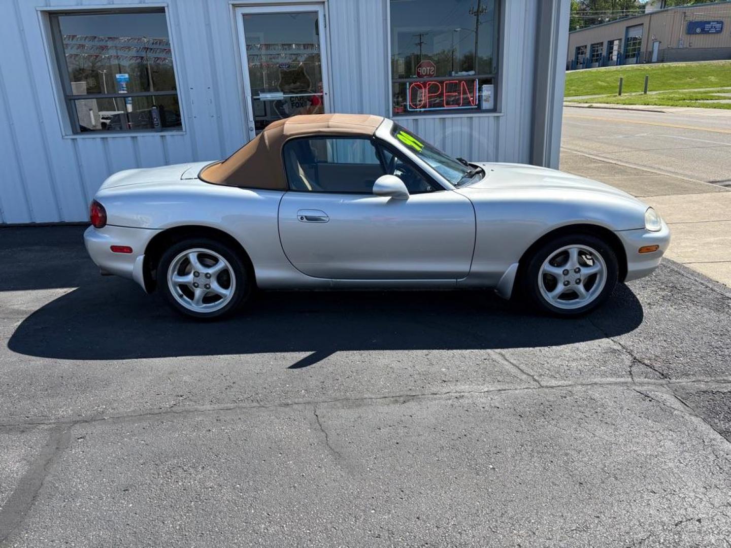 1999 SILVER MAZDA MX-5 MIATA (JM1NB3530X0) with an 1.8L engine, Automatic transmission, located at 501 E. Columbia St., Springfield, OH, 45503, (800) 262-7122, 39.925262, -83.801796 - *** New Tires *** New Top *** New Brakes *** Tune Up *** Oil Change *** New Belt *** New Harmonic Balancer *** Clean CarFax *** Jay North Auto has offered hand picked vehicles since 1965! Our customer's enjoy a NO pressure buying experience with a small town feel. We are a preferred dealer for - Photo#1