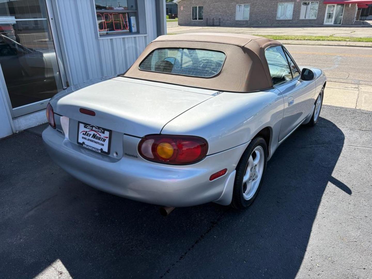 1999 SILVER MAZDA MX-5 MIATA (JM1NB3530X0) with an 1.8L engine, Automatic transmission, located at 501 E. Columbia St., Springfield, OH, 45503, (800) 262-7122, 39.925262, -83.801796 - *** New Tires *** New Top *** New Brakes *** Tune Up *** Oil Change *** New Belt *** New Harmonic Balancer *** Clean CarFax *** Jay North Auto has offered hand picked vehicles since 1965! Our customer's enjoy a NO pressure buying experience with a small town feel. We are a preferred dealer for - Photo#2